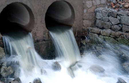 化工污水直接倒入河流